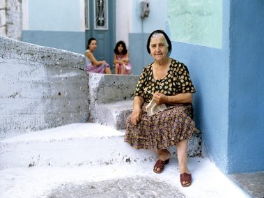 Γιαγιά στην αυλή